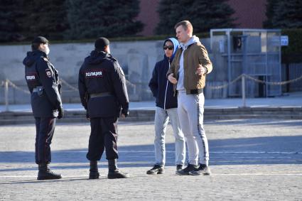 Москва. Сотрудники полиции и прохожие.