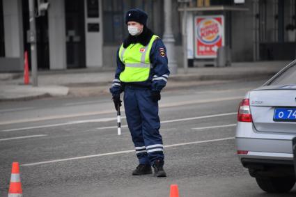 Москва. Сотрудник полиции в медицинской маске.