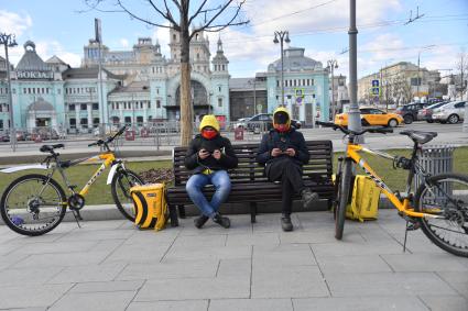 Москва. Сотрудник сервиса доставки еды в медицинской маске.