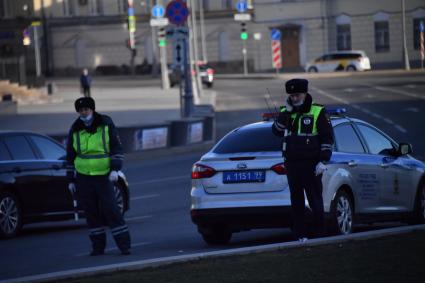 Москва. Сотрудник полиции в медицинской маске.