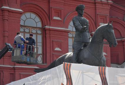 Москва. Отреставрированный  памятник маршалу Георгию Жукову на Манежной площади.