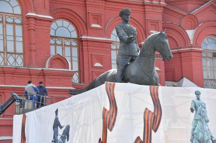 Москва. Отреставрированный  памятник маршалу Георгию Жукову на Манежной площади.