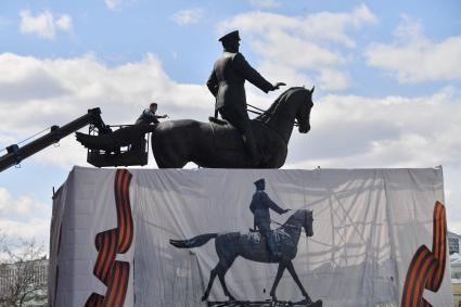 Москва. Отреставрированный  памятник маршалу Георгию Жукову на Манежной площади.