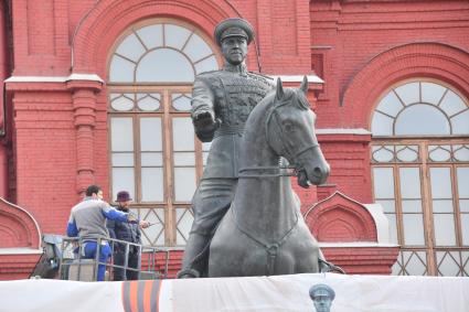 Москва. Отреставрированный  памятник маршалу Георгию Жукову на Манежной площади.