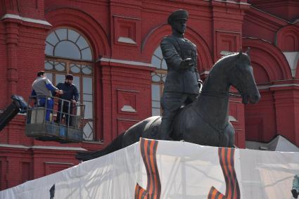 Москва. Отреставрированный  памятник маршалу Георгию Жукову на Манежной площади.