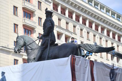 Москва. Отреставрированный  памятник маршалу Георгию Жукову на Манежной площади.