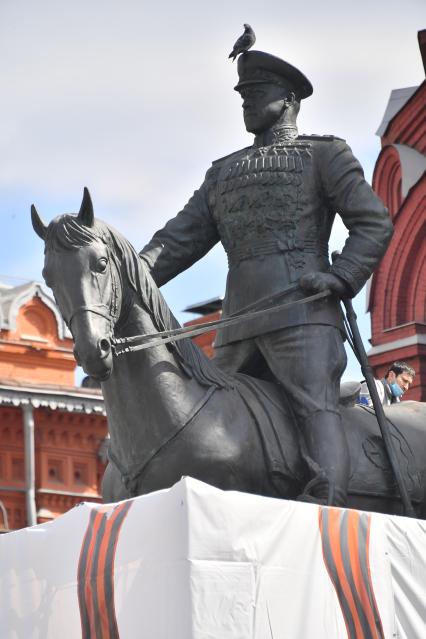 Москва. Отреставрированный  памятник маршалу Георгию Жукову на Манежной площади.