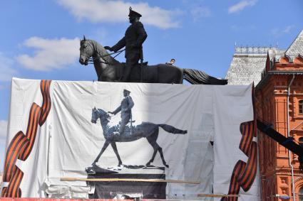 Москва. Отреставрированный  памятник маршалу Георгию Жукову на Манежной площади.