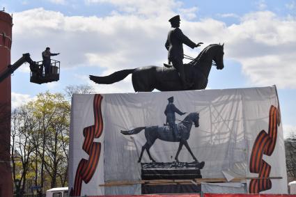 Москва. Отреставрированный  памятник маршалу Георгию Жукову на Манежной площади.