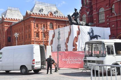 Москва. Отреставрированный  памятник маршалу Георгию Жукову на Манежной площади.