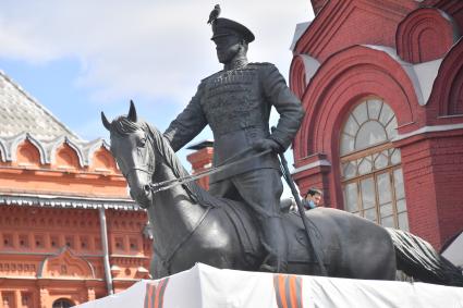 Москва. Отреставрированный  памятник маршалу Георгию Жукову на Манежной площади.