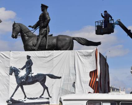 Москва. Отреставрированный  памятник маршалу Георгию Жукову на Манежной площади.