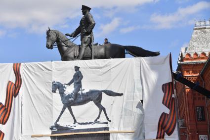 Москва. Отреставрированный  памятник маршалу Георгию Жукову на Манежной площади.