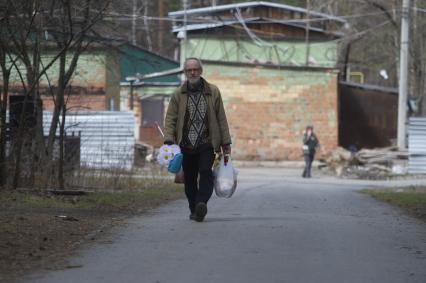 Екатеринбург. Горожане в родительский день пошли на кладбища, вопреки запрету главного санитарного врача Свердловской области, введенному для нераспространения коронавирусной инфекции COVID-19