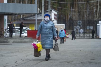 Екатеринбург. Горожане в родительский день пошли на кладбища, вопреки запрету главного санитарного врача Свердловской области, введенному для нераспространения коронавирусной инфекции COVID-19