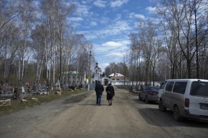 Екатеринбург. Горожане в родительский день пошли на кладбища, вопреки запрету главного санитарного врача Свердловской области, введенному для нераспространения коронавирусной инфекции COVID-19