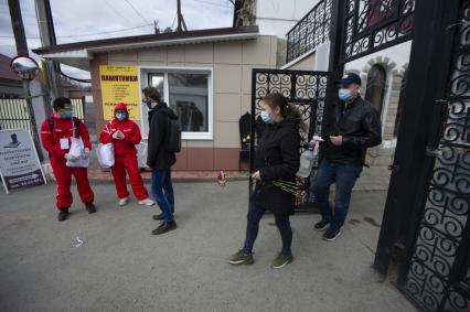 Екатеринбург. Горожане в родительский день пошли на кладбища, вопреки запрету главного санитарного врача Свердловской области, введенному для нераспространения коронавирусной инфекции COVID-19