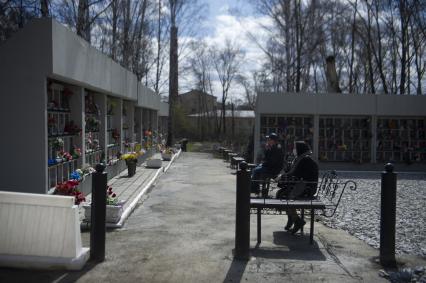 Екатеринбург. Горожане в родительский день пошли на кладбища, вопреки запрету главного санитарного врача Свердловской области, введенному для нераспространения коронавирусной инфекции COVID-19