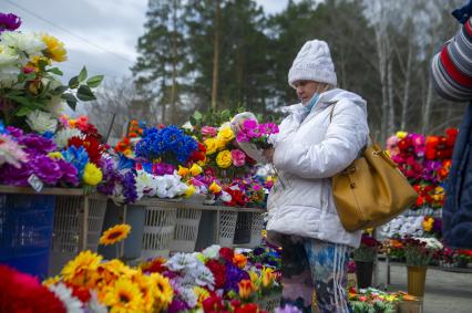 Екатеринбург. Горожане в родительский день пошли на кладбища, вопреки запрету главного санитарного врача Свердловской области, введенному для нераспространения коронавирусной инфекции COVID-19