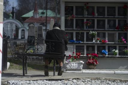 Екатеринбург. Горожане в родительский день пошли на кладбища, вопреки запрету главного санитарного врача Свердловской области, введенному для нераспространения коронавирусной инфекции COVID-19