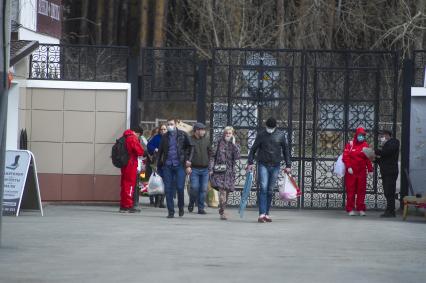 Екатеринбург. Горожане в родительский день пошли на кладбища, вопреки запрету главного санитарного врача Свердловской области, введенному для нераспространения коронавирусной инфекции COVID-19