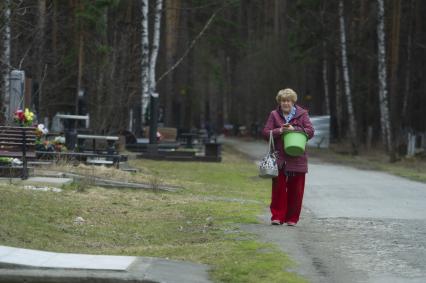 Екатеринбург. Горожане в родительский день пошли на кладбища, вопреки запрету главного санитарного врача Свердловской области, введенному для нераспространения коронавирусной инфекции COVID-19