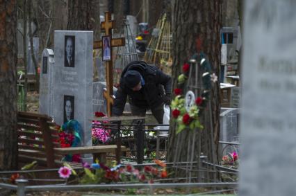 Екатеринбург. Горожане в родительский день пошли на кладбища, вопреки запрету главного санитарного врача Свердловской области, введенному для нераспространения коронавирусной инфекции COVID-19