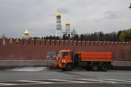 Москва. Дезинфекция дороги у стен Московского Кремля.