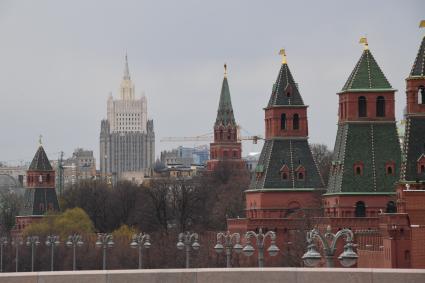 Москва. Башни Московского Кремля на фоне высотного здания МИД РФ.