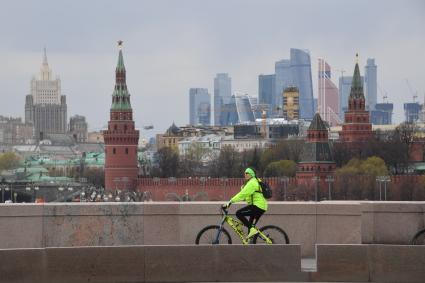 Москва. Велосипедистка на Кремлевской набережной.