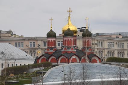 Москва. Вид на купола Знаменского собора.