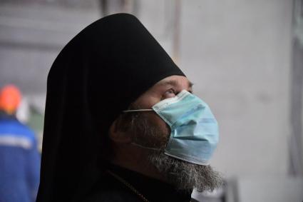 Московская область.Священнослужитель наблюдает за проведением отделочных работ в главном храме Вооруженных сил России в парке `Патриот`.