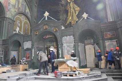Московская область. Рабочие во время проведения отделочных работ в главном храме Вооруженных сил России в парке `Патриот`.