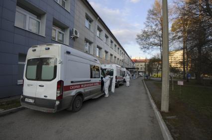 Екатеринбург. Очередь из машин скорой медицинской помощи у приемного покоя ЦГБ24, после ее перепрофилирования для лечения пациентов с COVID-19