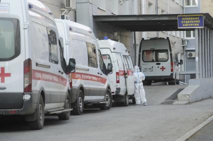 Екатеринбург. Очередь из машин скорой медицинской помощи у приемного покоя ЦГБ24, после ее перепрофилирования для лечения пациентов с COVID-19