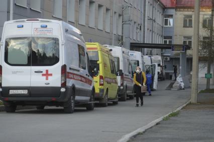 Екатеринбург. Очередь из машин скорой медицинской помощи у приемного покоя ЦГБ24, после ее перепрофилирования для лечения пациентов с COVID-19