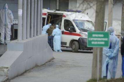 Екатеринбург. Очередь из машин скорой медицинской помощи у приемного покоя ЦГБ24, после ее перепрофилирования для лечения пациентов с COVID-19