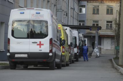 Екатеринбург. Очередь из машин скорой медицинской помощи у приемного покоя ЦГБ24, после ее перепрофилирования для лечения пациентов с COVID-19