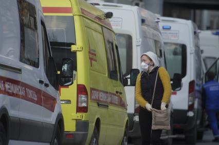 Екатеринбург. Очередь из машин скорой медицинской помощи у приемного покоя ЦГБ24, после ее перепрофилирования для лечения пациентов с COVID-19