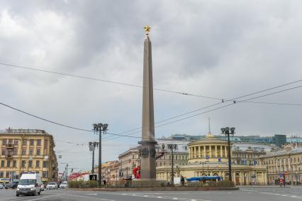 Санкт-Петербург. Сотрудник коммунальной службы моет  обелиск `Городу-герою Ленинграду` на площади Восстания.