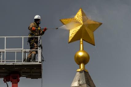 Санкт-Петербург. Сотрудник коммунальной службы моет  обелиск `Городу-герою Ленинграду` на площади Восстания.