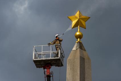 Санкт-Петербург. Сотрудник коммунальной службы моет  обелиск `Городу-герою Ленинграду` на площади Восстания.