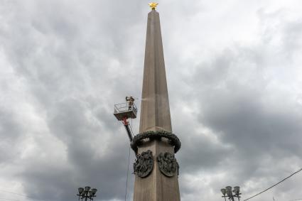 Санкт-Петербург. Сотрудник коммунальной службы моет  обелиск `Городу-герою Ленинграду` на площади Восстания.