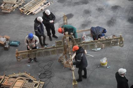 Московская область. Рабочие во время проведения отделочных работ в главном храме Вооруженных сил России в парке `Патриот`.