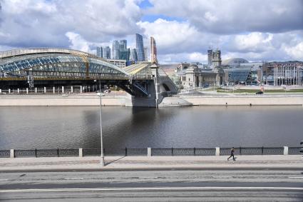 Москва. Вид на пешеходный мост Богдана Хмельницкого и на здание Киевского вокзала.