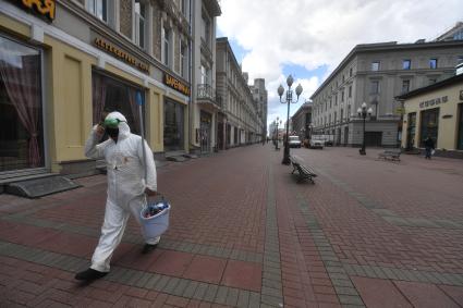 Москва. Дезинфектор на улице Арбат.