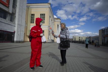 Екатеринбург. Волонтеры на ЖД Вокзале раздают пассажирам защитные маски, во время режима самоизоляции, введенного для нераспространения COVID-19. Указом губернатора Свердловской области Евгения Куйвашева, на территории региона с 1 по 11 мая 2020 будет введен \'Масочный режим\', во время которого в помещениях и общественном транспорте можно будет находиться только в защитной маске