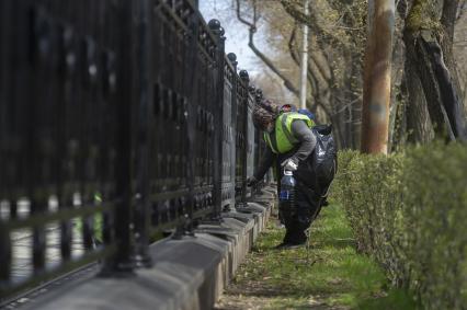 Екатеринбург. Рабочие службы городского благоустройства красят ограждение на улице