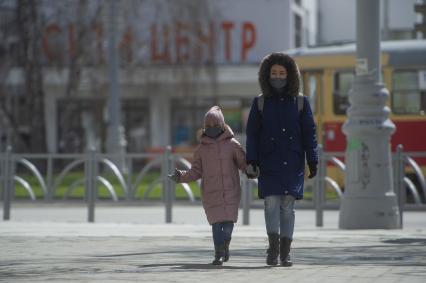 Екатеринбург. Горожане во время режима самоизоляции, введенного для нераспространения COVID-19