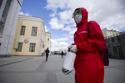 Екатеринбург. Волонтеры на ЖД Вокзале раздают пассажирам защитные маски, во время режима самоизоляции, введенного для нераспространения COVID-19. Указом губернатора Свердловской области Евгения Куйвашева, на территории региона с 1 по 11 мая 2020 будет введен \'Масочный режим\', во время которого в помещениях и общественном транспорте можно будет находиться только в защитной маске